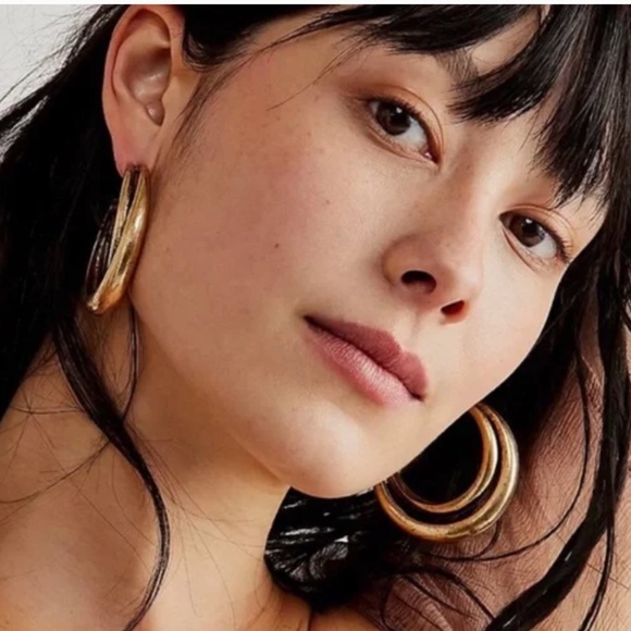 LAST ONE!! FREE PEOPLE LARGE DOUBLE INTERTWINED HOOPS EARRINGS in GOLD IT GIRL - Picture 1 of 4